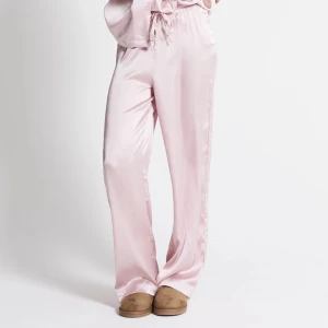 satin byxor - köpte för ca en månad sen, har inte kommit till användning. prislapp kvar!🩷