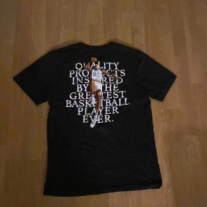 Air Jordan tshirt  - Jordan tshirt med stort tryck på ryggen och air jordan loggan på framsidan, använd men i bra skick. Strl S. Pris går att diskuteras 