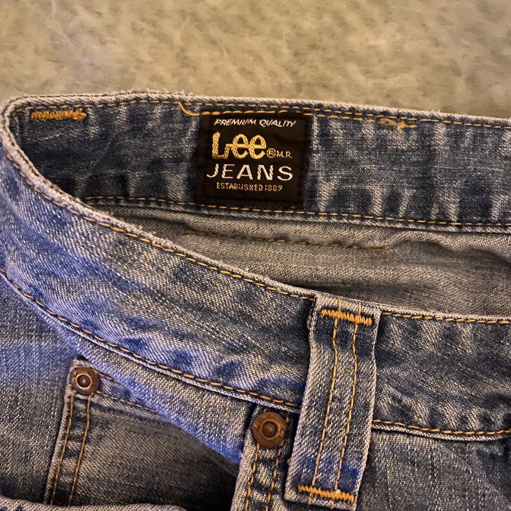 Lee jeans i storlek 29-33. Säljer pågrund av att dom är lite förstora för mig.😊innerbenslängd: 80 cm midjemått: 37 cm. Jeans & Byxor.
