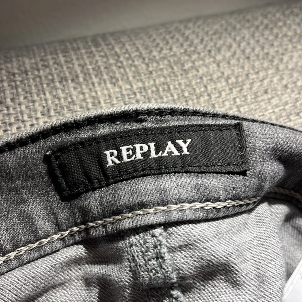 Tjena! Säljer dessa ursnygga och trendiga jeansen ifrån Replay🤙finns inga defekter och vid andra frågor är de bara att komma till DM👑. Jeans & Byxor.