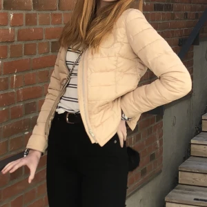 Dunjacka - Beige dunjacka, sista bilden lånad 