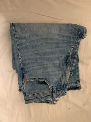 Säljer dessa jeans från lager157. Har sytt in dem i migjan men syns ej när man har på sig dem. (Bild2/3). Rosa eldflammor på fickorna bak🩷