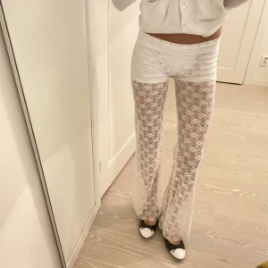 Spetsbyxor  - Superfina spetsbyxor som både är snygga att ha på tex stranden men också till fest❤️ Jag har sytt dessa själv och ör sydda efter en xs/s, Midjemått: 74, Innerbenslängd 82, shortsen under medföljer inte❤️