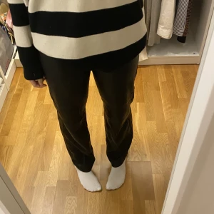 Skinnbyxor  - Skinnbyxor i fejkläder köpta från mango. 