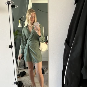Grön Zara klänning - Jättefin klänning från Zara som är använd få gånger och i nyskick! Säljer för att den blivit för liten! Köparen står för frakt: 50 kr