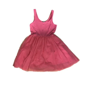 Kort klänning  - Jätte söt kort och puffig klänning! Den är i storlek S och i fint skick💕