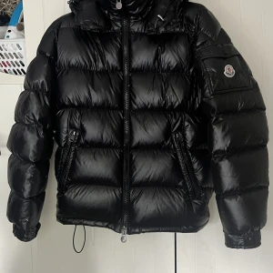 Moncler maya - Säljer min moncler maya eftersom den har blivit för stor för mig