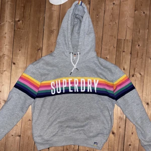 Superdry oversized hoodie - Extremt skön, oversized hoodie från superdy. Har använts en del men har inga tecken på användning. Denna modellen säljs inte längre och köptes för ca 1000kr. Materialet håller väldigt fint och är lika skön som när jag köpte den! 💕💕