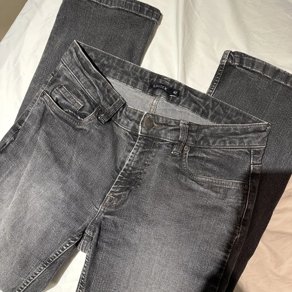 Gråa jeans från Lindex köpta på Vinted . Jeans & Byxor.