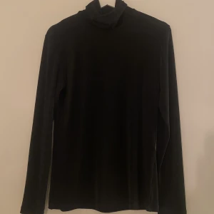 Svart polotröja - Storlek S/M. Säljs då den tyvärr inte används längre. Bra skick och skönt material. För fler bilder/info skriv i DM😇💓