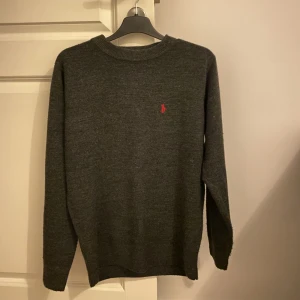 Ralph lauren tröja - Säljer nu denna schysta Ralph lauren tröjan i storlek M men sitter som S, skick 8/10. Vid frågor är det bara att höra av sig!