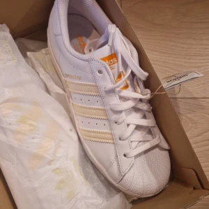 Adidas Superstars - Aldrig använda superstars, färgen inte min stil