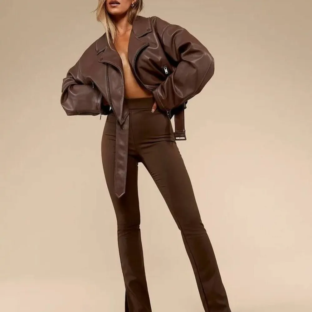Kostymbyxor från Nelly (Biancas kollektion)🤎. Jeans & Byxor.