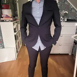 Supersnygg kostym från märket Viggo, den har blivit för liten för min bror så jag hjälper honom att sälja den! Lägg ett prisförslag! Både kostymen och skjortan under säljs. Kostymen är i storlek 30 R. 1000kr för både kostymen och skjortan.