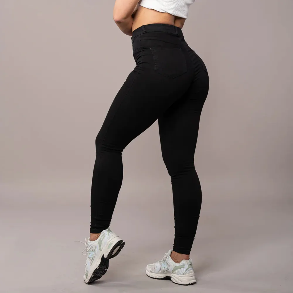 Fitjeans Contour - High Waist Lite mindre stretch så kan uppfattas som lite mindre i storleken. Dessa har hål vid knäna  Bra skick då jag knappt använt dem.  Inköpta för 1000kr. Jeans & Byxor.