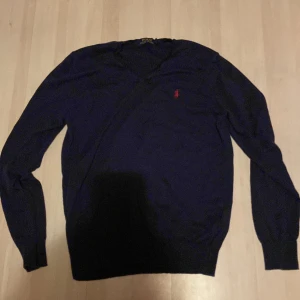 Ralph lauren v ringad sweater  - Tja! Säljer min ralph v ringad mörkblåa sweater då ja inte känner att jag använder den. Skick 8,5/10 då den är använd ca 15 gånger kanske. St M. Pris går såklart och diskutera.