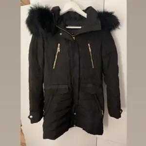 Detta är en hollies jacka som jag vill sälja pga ingen användning. Den är knappt använd, äkta päls i färgen svart.
