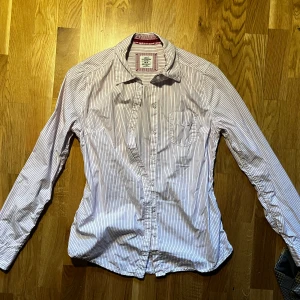 Randig skjorta - Perfekt skjorta för att få en sådan Stockholms stil!!