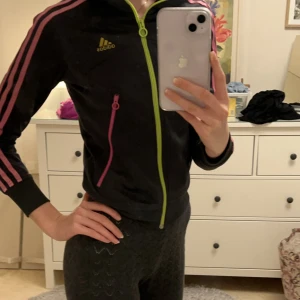 Supercool adidas vintage trädningsjacka 🌟 - Köpt på 2000 talet precis som många av de andra jag säljer 💗 har blivit för lite för mig men så himla fin med fickorna och andra detaljer 🤩