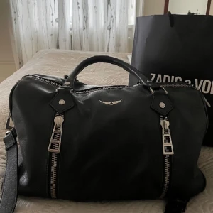 Zadig väska  - Super snygg! Har några difekter!! Skriv för bilder💓får plats med dator och kläder i❤️ 100% äkta