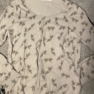Kofta  - Säljer en kofta från camaïeu. Använt fåtal gånger, i storlek 40 men passar en S/Xs. Kontakta vid frågor💕