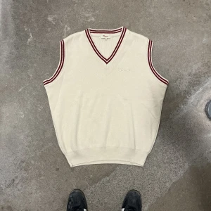 Trikå Manors väst  - Tricot Manors väst storlek CL men passar alla då den är tight på botten så man kan ha den vikt. 