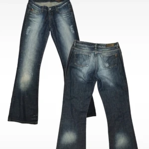 Low waist bootcut jeans  - Fick de av en vän. Passade ej bra. Bra skick. Waist är 29. 