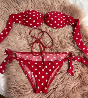 Prickig bikini stl.S - Super snygg och söt bikini i storlek S. Samfraktar gärna. Säljer pga stor garderobrensning. Kika gärna på mina andra annonser, säljer mycket:) 
