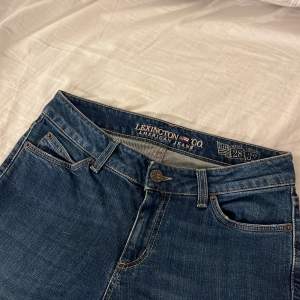 Supersnygga lågmidjade jeans som inte kommer till användning! 💓(äldre modell så storleken stämmer inte med dagens storlekar)  Midjemått: 80cm Innerbenslängd: 68cm Hör av er för fler bilder! 💓