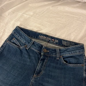 Jeans  - Supersnygga lågmidjade jeans som inte kommer till användning! 💓(äldre modell så storleken stämmer inte med dagens storlekar)  Midjemått: 80cm Innerbenslängd: 68cm Hör av er för fler bilder! 💓