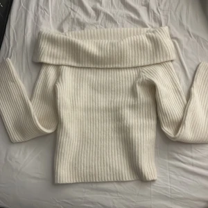 off shoulder tröja från hm - Säljer min jätte söta beige/creme färgade off shoulder tröja från hm då den aldrig kommit mig till användning 🤗 Den har inga defekter och köpte den i augusti!