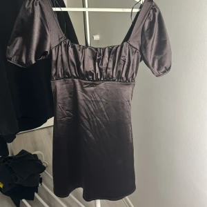 Klänning  - Säljer denna svarta klänning från hm då den inte längre används❤️Är använd sparsamt och är som ny. Tveka inte att på skriva vid frågor eller intresse!!