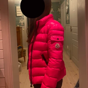 Moncler Jacka  - Säljer denna jätte fina moncler jacka som är köpt från NK för 2 år sen. Den är egentligen i barn storlek men passar mig som har Xss. Den är i bra skick o självklart äkta! Pris går att diskutera vid snabb affär🫶🏻