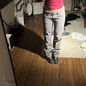 Lågmidjade jeans weekday - Säljer ett par gråa lågmidjade jeans med raka ben! Storlek W27 L32