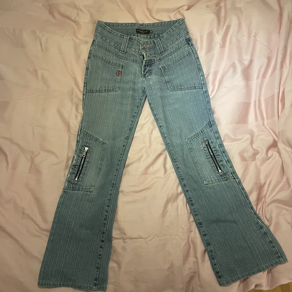 Coola jeans i en ljusblå färg med dragkedjor på benen och unika fickor fram🥰 sitter lågmidjade, är tyvärr för korta på mig ):. Jeans & Byxor.