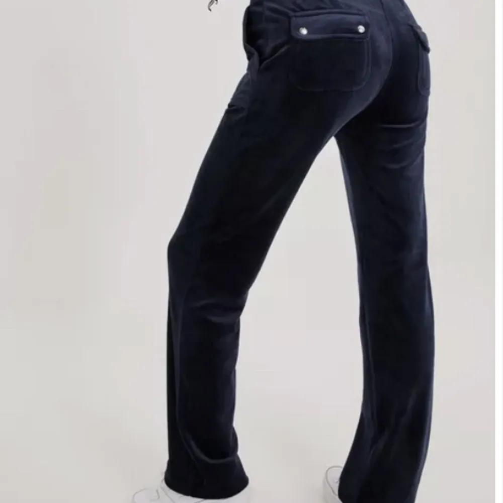 Inte använda mycket, mörkblåa jucy byxor i den gamla modellen. . Jeans & Byxor.