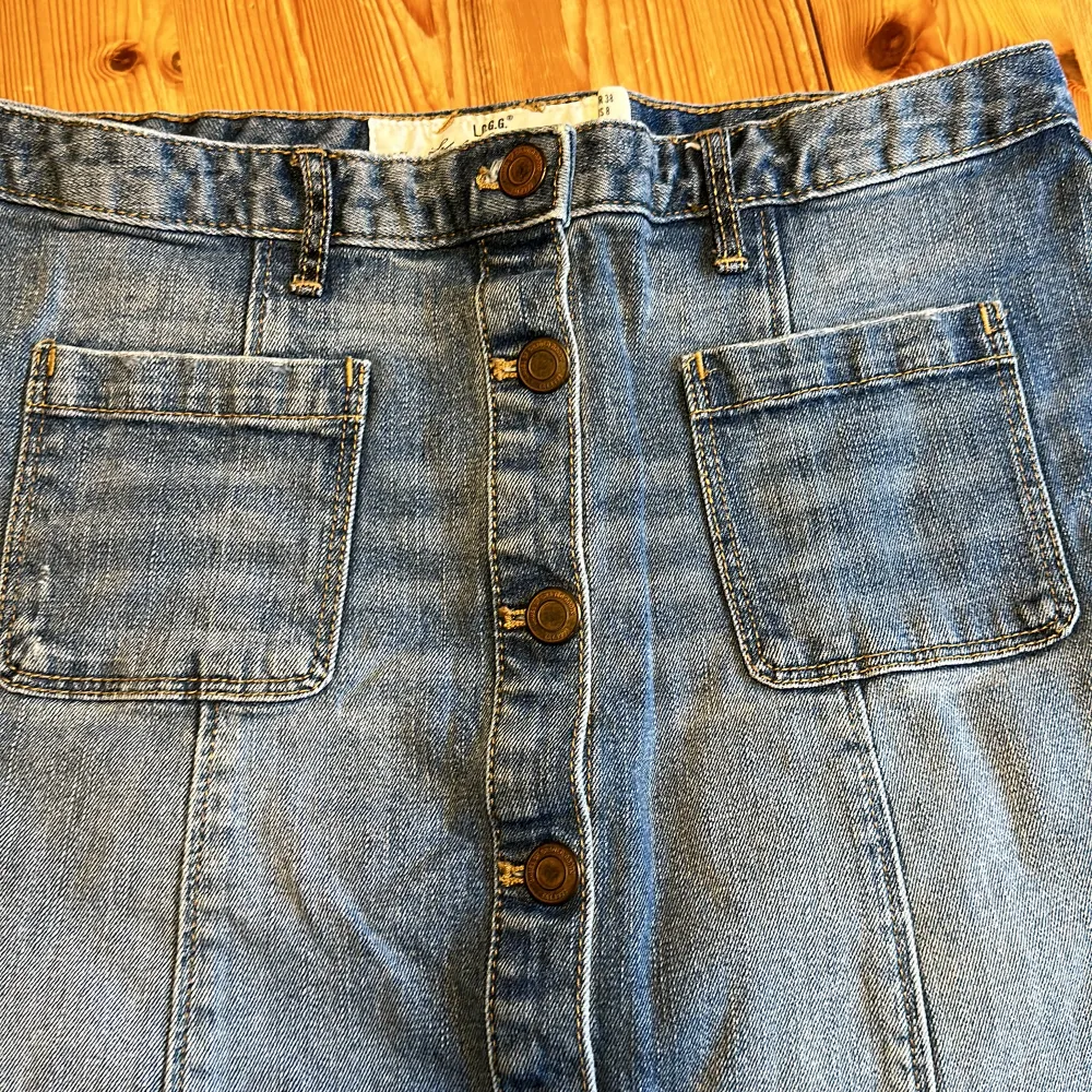 Superfin jeans kjol storlek 38. Knappar framtill. Mycket fint skick. Använd en gång  Ser inget att anmärka. . Kjolar.