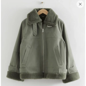 Grön vinter jacka  - Jätte snygg grön jacka! Den är jätte varm så funkar hela vintern och har knappt använt den. Oversized