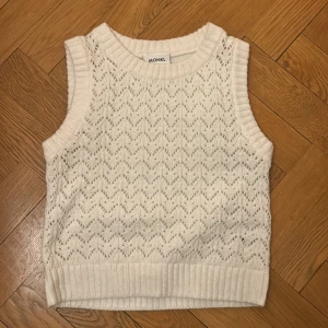 Väst från monki - Jättefin vit väst från monki i storlek M. Dock lite kortare och mindre i storleken så sitter inte så oversized liksom. Köp direkt för 60kr 