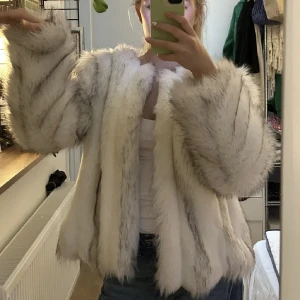 Pälsjacka  - En snygg vit pälsjacka från NA-KD, säljer eftersom den inte kommit till användning💗 Perfekt till vintern! Pris kan diskuteras💖