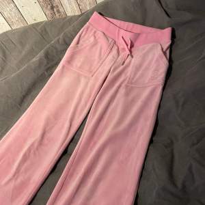 Säljer dessa rosa juicy couture byxorna i storlek xxs då de inte används, fint skick!💓bytes mot svarta i xxs eller säljes för 700kr, pris kan diskuteras vid snabb affär, 450-500kr! Kontakta mig vid intresse!!💗