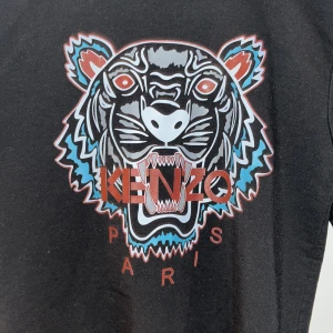 Långärmade svart kenzo tröja  - Hel och ren inga slitage den är i s men passar xs och xxs då den är väldigt liten och tajt