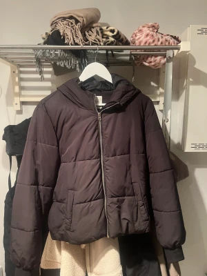 Jacka svart - Använd fåtal gånger, den är svart men ser lite lila röd ut på bilden 