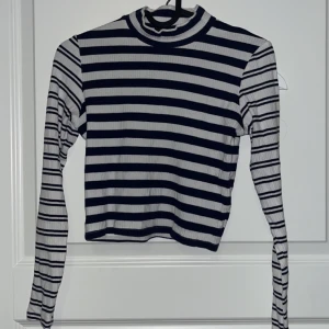 Crop top - Långärmad, randig crop top från BikBok, strl XS. Använd men i gott skick. Mörkblå och vit.