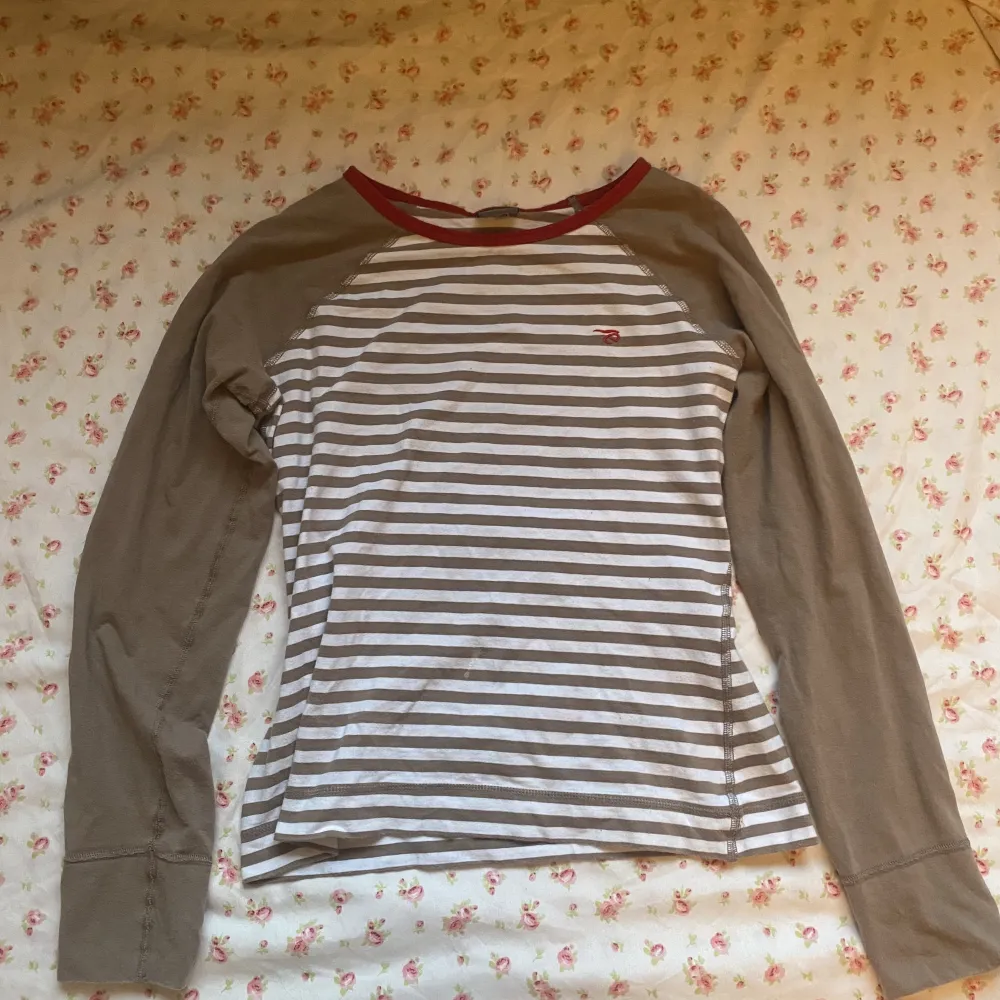 Långärmad tshirt från ivanhoe använd fåtal gånger. Storleken står inte men skulle säga S ungefär. Den har ett tryck på ryggen 🤍. T-shirts.