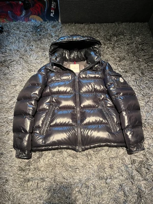 Moncler maya - Moncler maya svart   Size 3 M-L Skick 9/10 utöver liten flaw Pris 7699kr