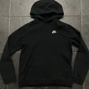 Svart hoodie ifrån nike. XL i barnstorlek (170cm). Fint skick, säljer då den är för liten. Nypris: 499kr. Dra iväg ett meddelande om du har ytterligare frågor eller vill köpa🤙