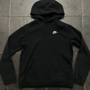 Svart Nike hoodie  - Svart hoodie ifrån nike. XL i barnstorlek (170cm). Fint skick, säljer då den är för liten. Nypris: 499kr. Dra iväg ett meddelande om du har ytterligare frågor eller vill köpa🤙