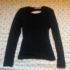 Långärmad tshirt - Långärmad tshirt med öppen rygg. Man kan skjustera hur öppen den ska vara. 🫶