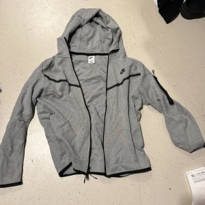 Nike tech fleece grå  - Grå nike tech fleece använd 1 gång skriv om intresserad  